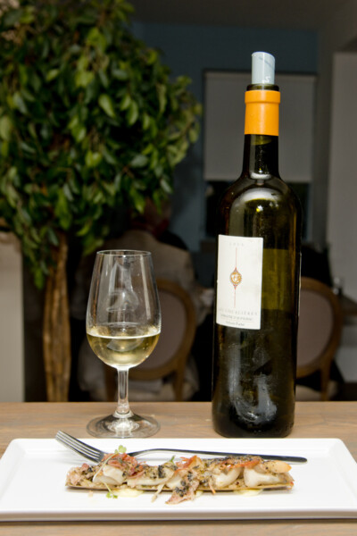 Crisp white wine with bottle